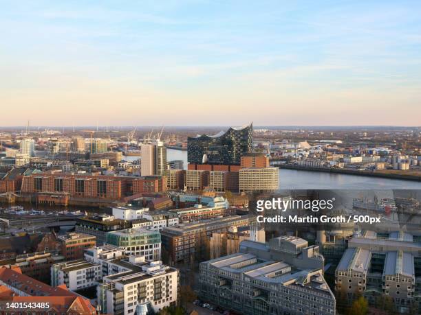 aerial view of cityscape against sky,hamburg,germany - hamburgo fotografías e imágenes de stock
