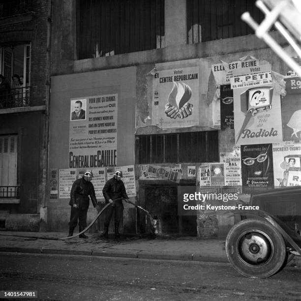 Des pompiers éteignent un feu après l'explosion d'une bouteille de gaz dans un immeuble du 18è arrondissement de Paris le 5 janvier 1959