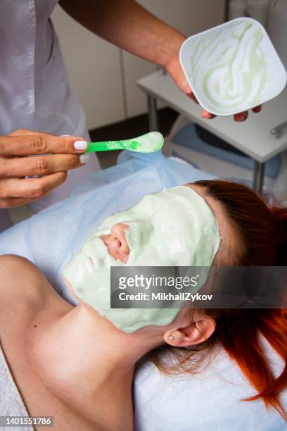 alginate mask - fangoterapia imagens e fotografias de stock