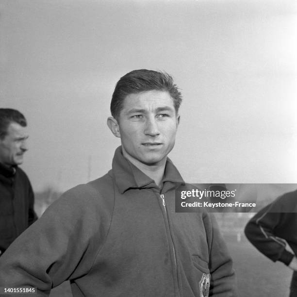 Portrait de Roland Guillas lors d'un entraînement de l'équipe de France de football, le 27 février 1959, à Rueil-Malmaison.