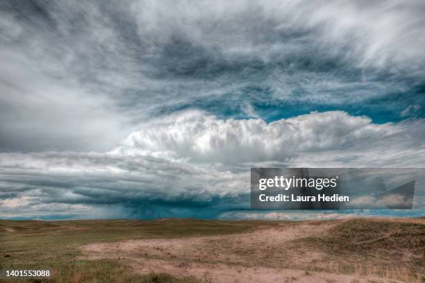 dramatic clouds, storms on the great plains - great plains fotografías e imágenes de stock