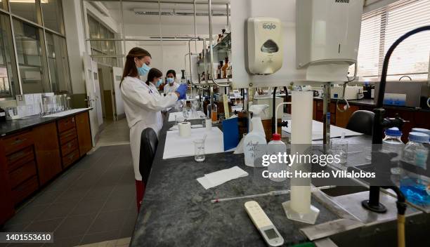 Quality Control Lab Pharmaceutical Photos and Premium High Res Pictures ...