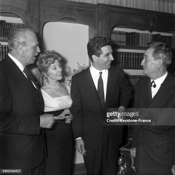 Joshua Logan, Jacqueline Pagnol, Gilbert Bécaud et Marcel Pagnol dans une soirée à Paris, le 27 février 1959.