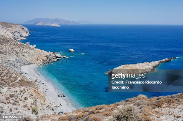 katergo beach, folegandros island - samothrace photos et images de collection