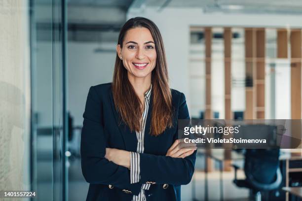 mujer de negocios segura de sí misma en la oficina moderna. - gerentes ejecutivos fotografías e imágenes de stock