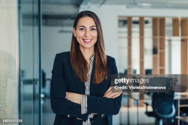 confident businesswoman in modern office. - 30 34 jaar stockfoto's en -beelden