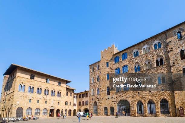 piazza dei priori en volterra - italia - volterra fotografías e imágenes de stock