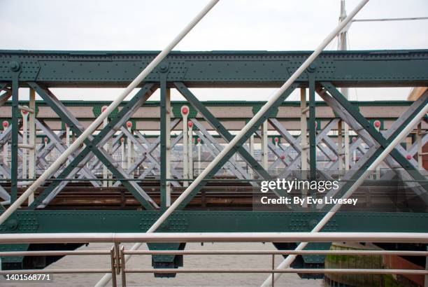 hungerford bridge - voetgangersbrug stockfoto's en -beelden