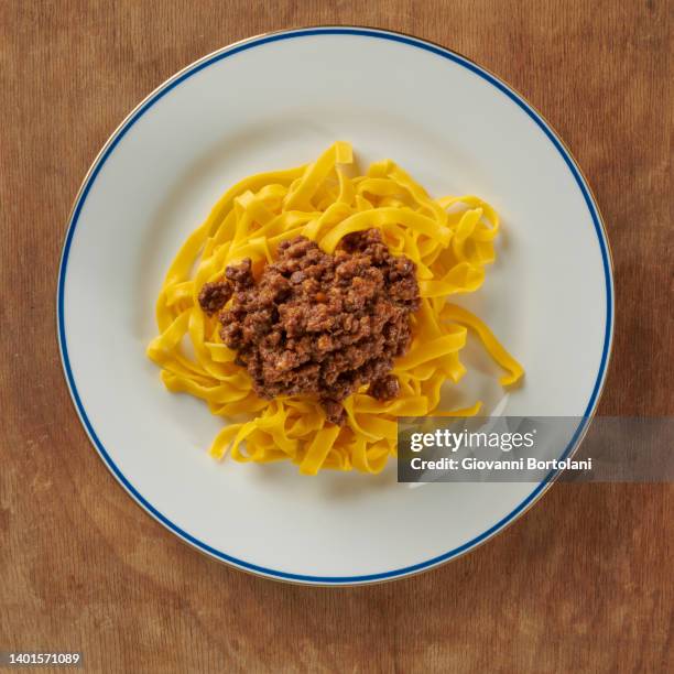 typical bolognese dish, "tagliatelle al ragù" pasta with meat sauce - フェットチーネ ストックフォトと画像