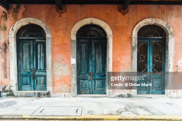 casco viejo, panama city: historic building facade in the colonial old town - panama city panama foto e immagini stock
