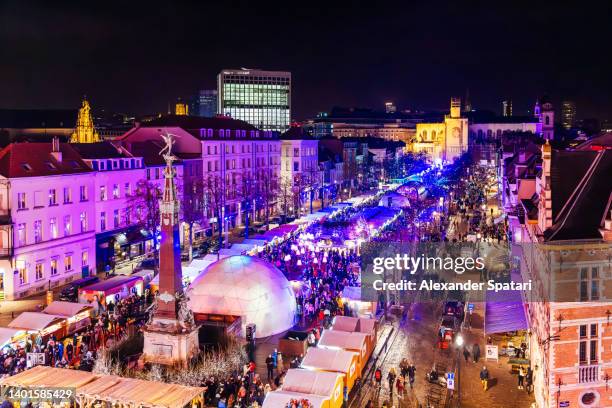 christmas market in brussels, aerial view, belgium - belgium royals preparations ahead of national day of belgium 2015 stockfoto's en -beelden