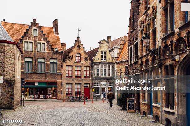 street in bruges old town, west flanders, belgium - flandern belgien stock-fotos und bilder