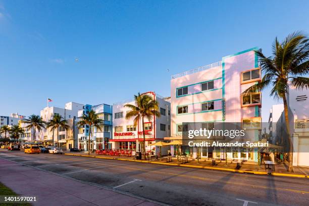 art deco hotels along the ocean drive in south beach, miami, usa - art deco architecture stock-fotos und bilder