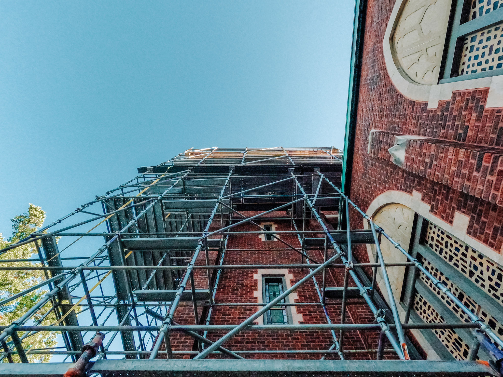 windy day scaffolding