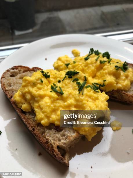 scrambled eggs on sourdough bread - ovo mexido imagens e fotografias de stock