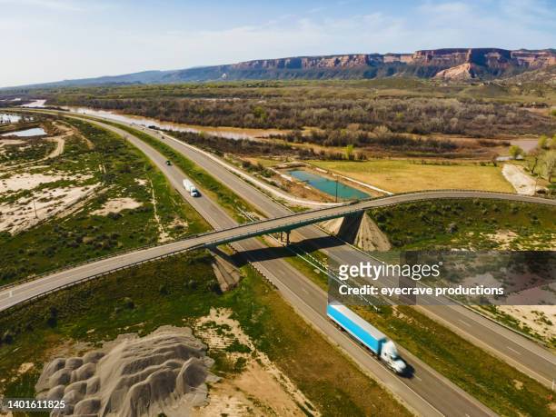luftaufnahmen von interstate 70 traffic semi trucks und autos in western colorado fotoserie - highways stock-fotos und bilder