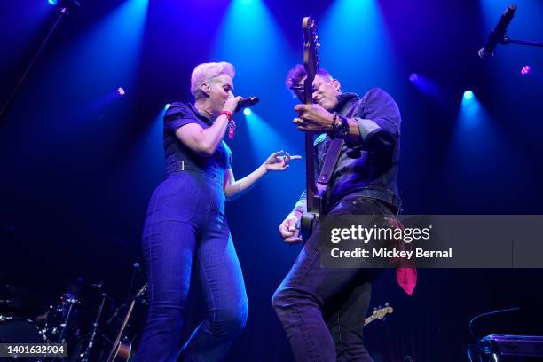 Shawna Thompson and Keifer Thompson of Thompson Square perform during 95.5 Nash Icon and 103.3 Country's Country Kick Off Concert benefiting...