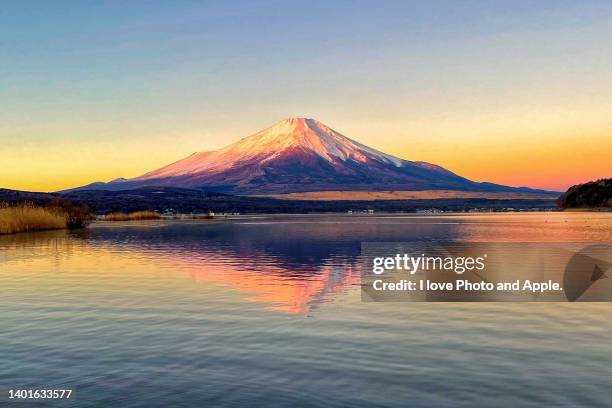 morning fuji view at lake yamanaka - präfektur yamanashi stock-fotos und bilder