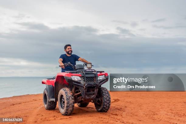 atvの見解を熟考する男 - quadbike ストックフォトと画像