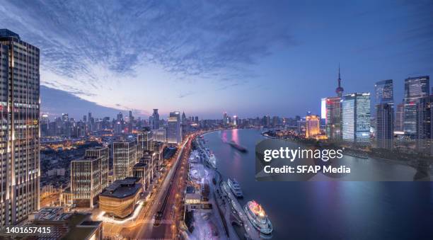 shanghai huangpu river bund y lujiazui skyline view - the bund fotografías e imágenes de stock