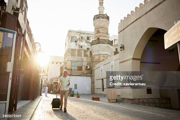 male traveler visiting jeddah in northwestern saudi arabia - saudi arabia roads stockfoto's en -beelden