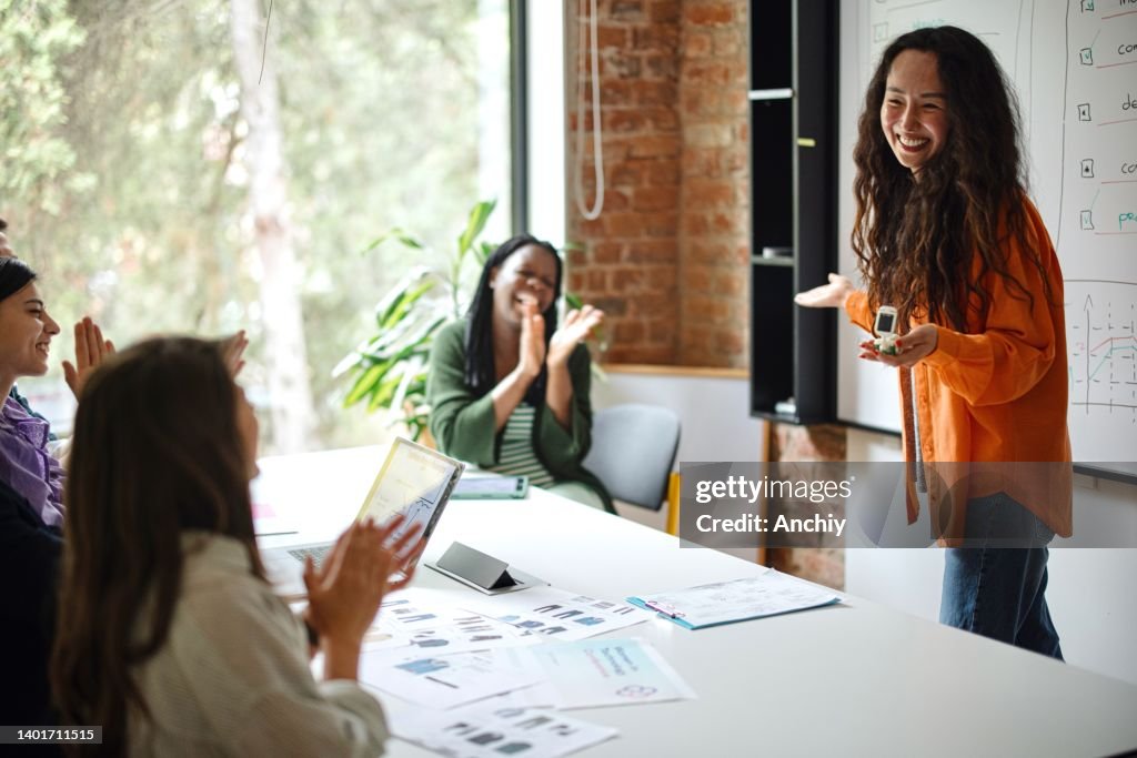 Unternehmerin bei Präsentation über Whiteboard während des Meetings im Büro