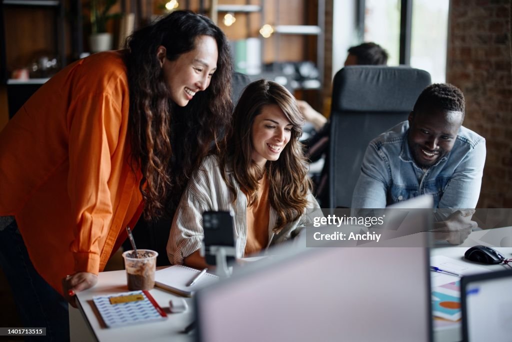 Gruppo multirazziale di tutte le designer donne che sviluppano nuove app