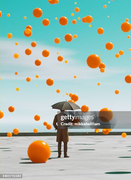 imagen de cconcept de bolas naranjas cayendo del cielo de una manera surrealista - locura fotografías e imágenes de stock