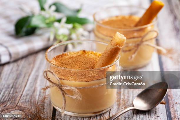 vanilla custard with cinnamon, natillas - vanillesoße stock-fotos und bilder