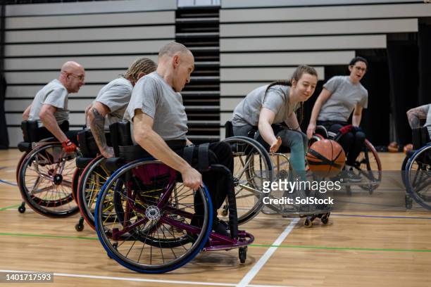executing a pass on the court - wheelchair basketball team stock pictures, royalty-free photos & images