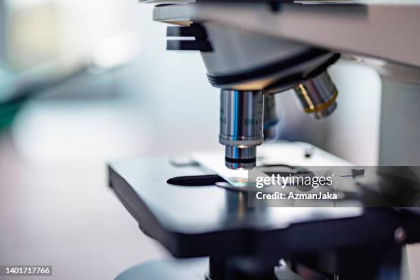 nahaufnahme von mikroskoplinsen - mikroskop stock-fotos und bilder