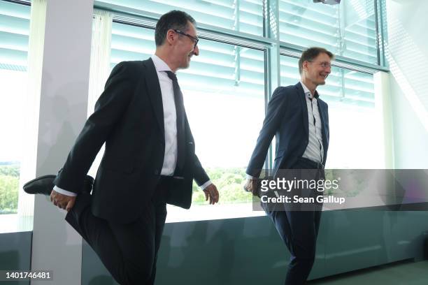 Agriculture Minister Cem Oezdemir and Health Minister Karl Lauterbach stretch their legs together prior to the weekly German government cabinet...