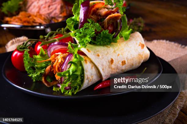tasty pulled pork wrap with vegetables - lavash stockfoto's en -beelden