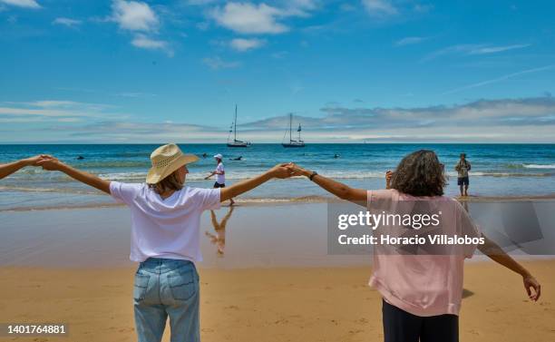 Founder and producer of Oceans and Flow Violeta Lapa joins participants of "Aquele Abraço" and eco action in Carcavelos Beach in what they define as...