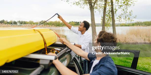 preparativos para el kayak - kayak fotografías e imágenes de stock