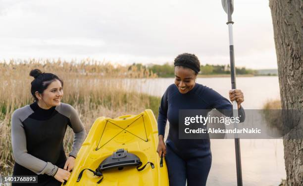 let's kayaking together - kanoën stockfoto's en -beelden