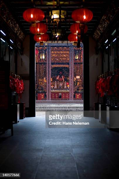 china, shanghai, yuyuan garden, hall in temple - shanghai temple stock pictures, royalty-free photos & images