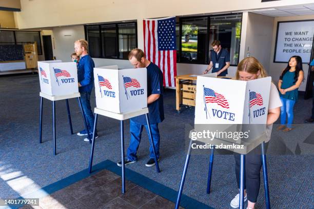 amerikaner, die an einer wahl teilnehmen - family politics stock-fotos und bilder