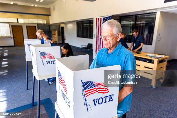 americans voting in an election - verkiezing stockfoto's en -beelden