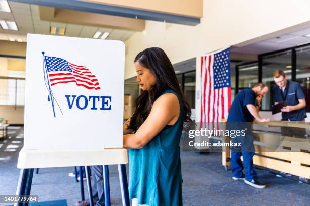 amerikaner, die an einer wahl teilnehmen - united states presidential election stock-fotos und bilder