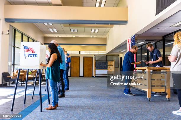 americans voting in an election - polling place 個照片及圖片檔