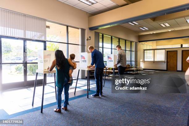 estadounidenses votando en una elección - usa election fotografías e imágenes de stock