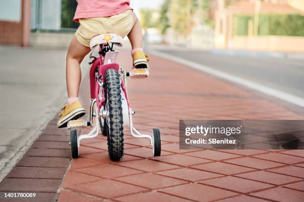 bike wheels with stabilizers - training wheels stock pictures, royalty-free photos & images