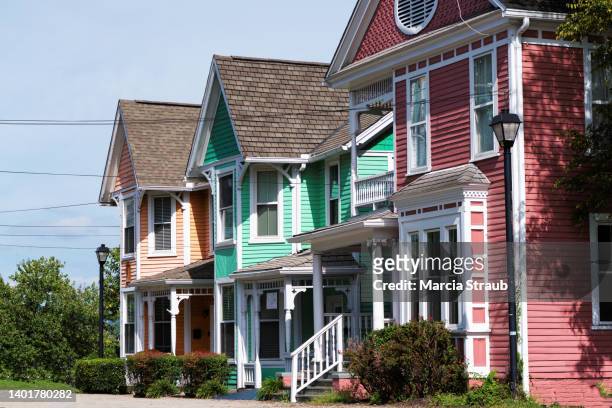 brightly painted row of wood frame houses on summer day - knoxville tennessee fotografías e imágenes de stock