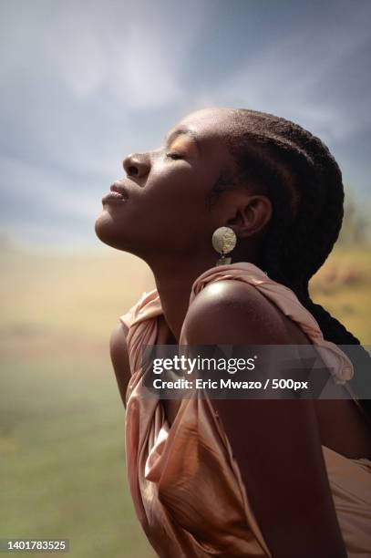 close-up of young woman with braided hair and tribal white feathers,nairobi,kenya - african tribal culture stock-fotos und bilder