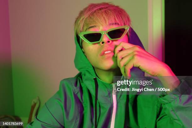 young mane with neon illuminated lights - redactioneel stockfoto's en -beelden