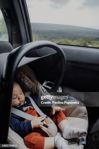 familienausflug - autositz stock-fotos und bilder