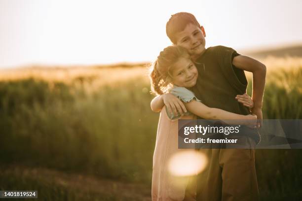 hermano y hermana en la naturaleza - hermano hermana fotografías e imágenes de stock