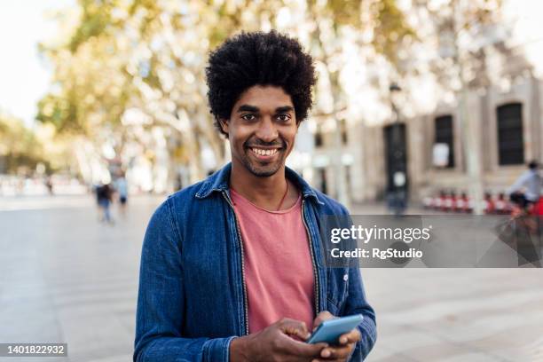 retrato de um jovem turista afro-americano curtindo em barcelona - 35 39 anos - fotografias e filmes do acervo