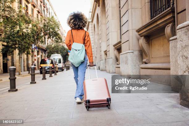 rückansicht eines mädchens auf einer reise - valise stock-fotos und bilder